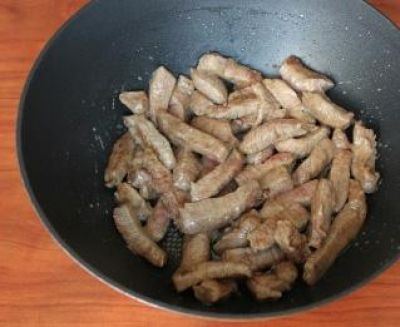 Мясо отбить, нарезать небольшими кубиками, слегка обжарить на сковороде с растительным маслом. 
Затем долить немного воды, добавить лавровый лист и потушить мясо под крышкой на маленьком огне до готовности. 
