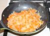 Отдельно обжарить мелко нарезанную луковицу, морковь, натертую на терке, и измельченный чеснок.