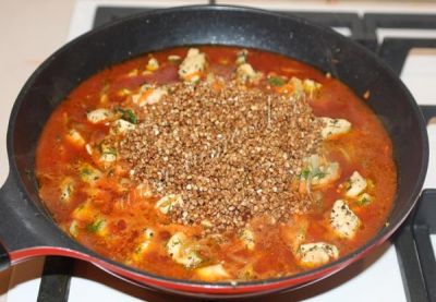 Овощи добавить к мясу, посолить, поперчить, добавить гречку, долить горячей воды, чтобы гречка была покрыта с палец высотой.
Довести до кипения, затем накрыть крышкой и томить на маленьком огне, пока вся жидкость не впитается, а гречка не станет мягкой.