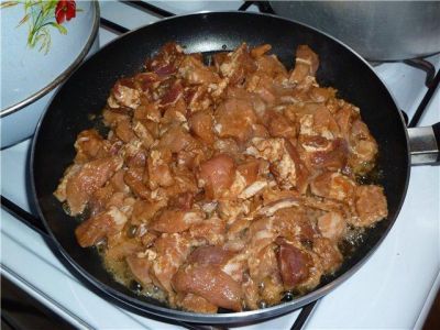 Нарезать мясо кусочками, обжарить в масле с обеих сторон, до образования румяной корочки. 