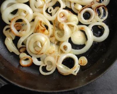 Нарезать кольцами лук, обжарить в масле до золотистого цвета.
