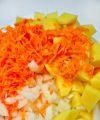 Картофель, морковь и лук (1 шт.) нарезать кубиками или соломкой. Залить 4 л кипятка, посолить и варить до полуготовности (около 20 мин.). 