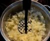Воду с картофеля слить. Затем очень тщательно размять картофель картофелемялкой (толкушкой), не добавляя к нему ни приправ, ни молока, ни масла.