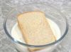 В сливках или в молоке размочить белый хлеб (или батон).
