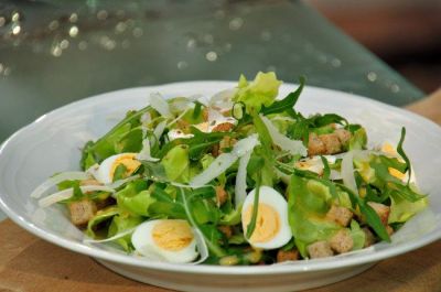 Изображение рецепта ''Большой зеленый салат с яйцами и гренками''
