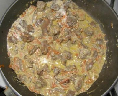 Промыть, очистить от жира и пленок печенку, нарезать кусочками. Обжарить печенку в растительном масле до коричневой корочки - около 6 минут. Приправить солью и перцем, переложить в миску, немного остудить. Пропустить через мясорубку. 