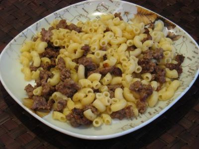 Когда фарш станет румяным, добавляем соль, чёрный перец по вкусу и тщательно перемешиваем. Макароны смешиваем с поджаренным фаршем и снова хорошо перемешиваем. Макароны по-флотски ставим на огонь и, перемешивая, обжариваем еще около 5 минут.