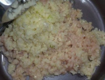 Прокрутить через мясорубку.

