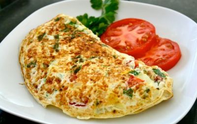 Изображение рецепта Омлет с колбасой и помидорами