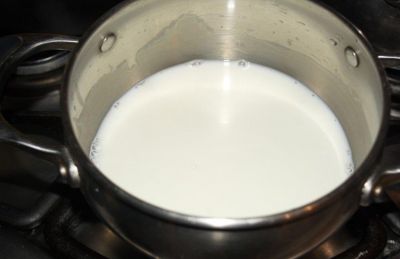 Вскипятите воду и молоко.
