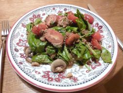 Изображение рецепта Салат из шпината с грибами, помидорами и беконом
