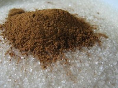 Смешайте в большой миске муку, какао, сахар, разрыхлитель и соль. 