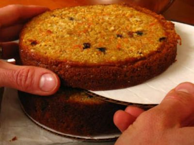 Теперь самый ответственный момент. Нужно разрезать получившийся корж пополам: возьмите большой нож и помогайте себе лопаточкой. 