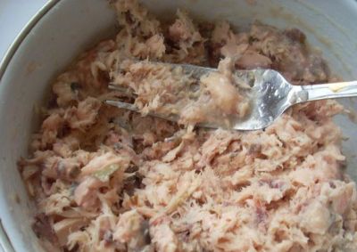 Помидоры нарезать кусочками, тунец размять вилкой, лук нарезать полукольцами и ошпарить. 