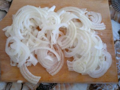 Лук очистить и нарезать тонкими полукольцами.