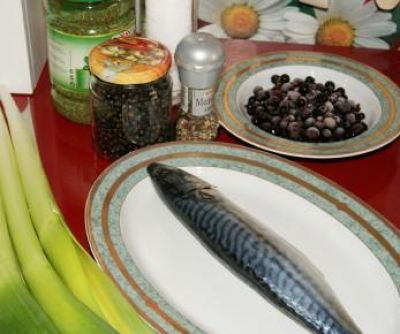Подготовить продукты для приготовления скумбрии в фольге.