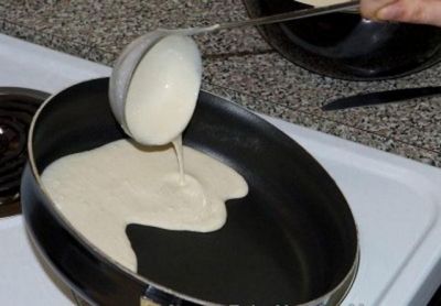 Разогретую сковородку смазываем растительным маслом и выливаем на нее половину половника смеси. Раскатываем по сковороде.