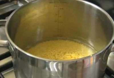 Теперь возвращаем крупу в кастрюльку, добавляем соль, сахар по вкусу и заливаем 2 стакана воды (соотношение 1:2). Именно такое соотношение даст вам желаемый результат. Если воды будет меньше, то она будет слишком сухой, если больше - то станет вязкой. Ставим на средний огонь и НЕ накрываем крышкой (секрет № 2).