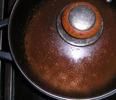 Накрываем плотной крышкой и не открываем её минут 15-20.
Здесь важно именно невмешательство в процесс, ведь наша кашка готовится не столько на воде, сколько на пару.