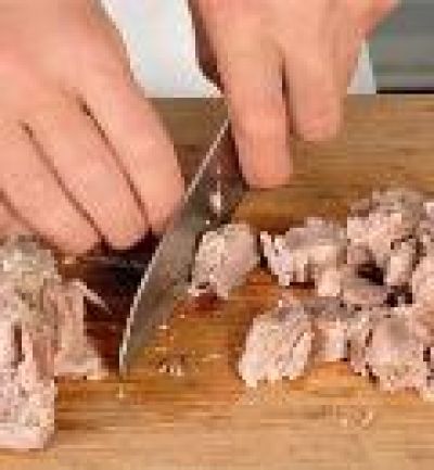 Вареное мясо остудите, нарежьте маленькими кусочками и сложите назад в кастрюлю.