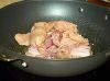 Нарежьте куриное филе. В сковороду с высокими бортами налейте оливковое масло, нагрейте и жарьте на нём крупно нарезанное куриное филе 3-5 минут.