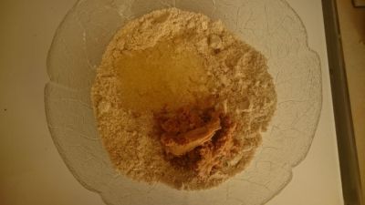 В овсяно-кокосовую муку добавить: 4 ст.л. воды, 2 ст.л. арахисовой пасты (домашней или любой),  белок ОДНОГО ЯЙЦА, сахар (или аналоги) по желанию. 
Замешиваем тесто (руками удобнее всего)