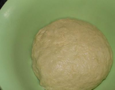 Просеиваем муку с солью и замешиваем мягкое липковатое тесто. Добавляем 1 ст. л. растительного масла и тесто перестает липнуть