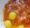 В полученную массу влить яйца, добавить соль и сахар.