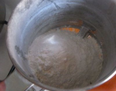 Муку просеять. Затем, продолжая процесс, вмешать небольшими порциями (около 2-3 ст. ложек) муку в яично-тыквенную массу.