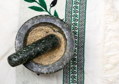 В ступке толчем три очищенных грецких ореха с двумя чайными ложками соли и пол чайной ложки черного перца.
