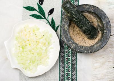 Репчатый лук чистим и очень мелко режем, примерно по размеру рисовых зерен.