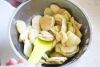 Пока тесто растет, приготовьте яблоки. Промойте их, очистите от кожицы, плодоножек и сердцевины. Нарежьте их небольшими кубиками и выложите в миску. Присыпьте нарезанные яблоки корицей, полейте медом и сбрызните лимонным соком. Аккуратно перемешайте. 
