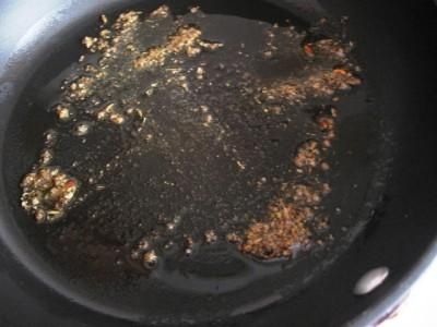 Обжарьте в топленом масле кориандр и натертый имбирь (свежий), добавьте асафетиду, кумин, перец, обжаривайте еще 30 секунд. Добавьте в сковородку морковь, а когда она даст сок, - картошку и обжаривайте до полуготовности.