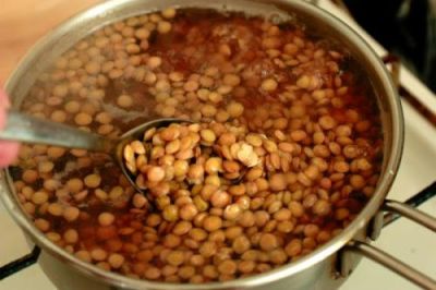 Варите чечевицу в 2 литрах подсоленной воды до тех пор, пока она не станет мягкой.