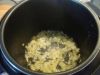 Разогреть духовку до 180°С. 
Нагреть оливковое масло в кастрюле и добавить лук. Готовить на медленном огне около 20 минут, до мягкости и золотистого цвета. Добавить листья шалфея, готовить еще несколько минут, затем переложить на тарелку.