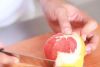 С 3/4 грейпфрута ножом снимите кожуру, вырежьте сегменты 3/4 грейпфрута. Адыгейский сыр нарежьте небольшими произвольными ломтиками.