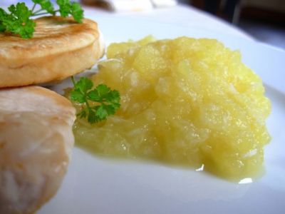 Лимон избавьте от цедры, уберите косточки и оставьте только мякоть, которую в процессе приготовления потом измельчите в блендере и получите лимонный сок
