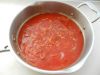 Влить томатный соус и прогреть. Домашний томатный соус можно заменить покупным томатным соусом или томатной пастой, разведенной с водой в соотношении 1:1.