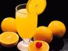 Апельсиновый сок поместите в блендер.