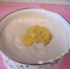 Затем к белкам добавить желтково-маслянную часть крема.