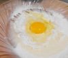 Просеять муку с солью в миску. Сделать в середине углубление, добавить яйца, воду и масло.