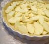 Теперь очищенные от кожуры яблоки нарезать очень тонкими кусочками и заполнить ими «корзинку».