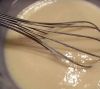 Приготовить крем: взбить яйцо с сахаром, добавить 2 ст. л. муки и сметану.