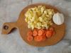 Подготовьте остальные овощи для куриного супа. Очистите морковь и картофель, лук, нарежьте.