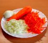 Натрите морковь и нарежьте лук. Лук в этот суп я предпочитаю резать покрупнее.