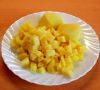 Почистите и нарежьте овощи. Картофель нарежьте кубиками. Если картофель немного вымочить перед варкой в подсоленной воде, то в супе он будет более вкусным.