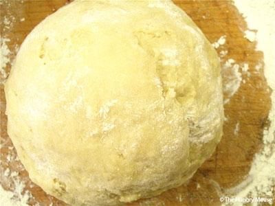 Скатайте тесто в шар и уберите в холодильник на пару часов. Раскатайте тесто, выстелите им формочки, наколов вилкой в нескольких местах. Заморозьте формочки в течение получаса в морозилке.
