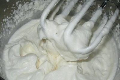 Верх тарталеток украсьте ореховой меренгой или штрейзелем.

Приготовление ореховой  меренги (http://edasla.ru/recipe/475): в белковую пену примешайте 60 г молотых орехов. Ложкой выложите сверху тарталеток.

