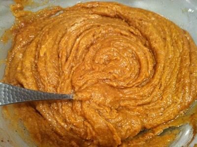 Приготовьте начинку: сделайте пюре из тыквы или используйте готовое (300 гр). Взбейте его с яйцом и медом. Добавьте по щепотке специй, разложите по тарталеткам.


