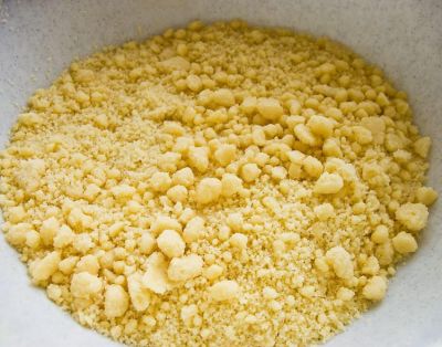 Штрейзель: холодное масло порубите с мукой и остальными ингредиентами в крупную крошку, посыпьте тарталетки.
